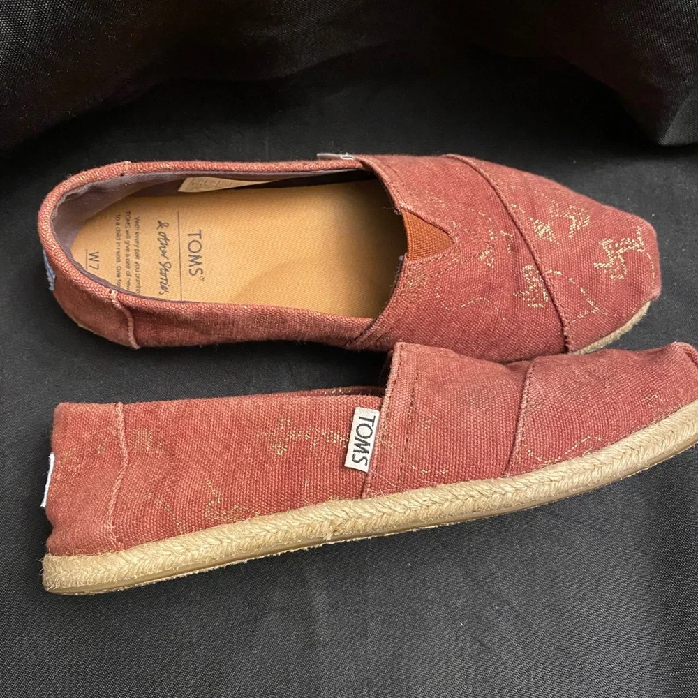 Toms- Toms and Other‎ Stories-Rust/Gold Slip Pn flats, Women’s size:7, Pre-Owned